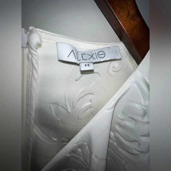 Alexis Westman Floral Embossed Romper Off White Ivory Sleeveless Ruffle Sz M 615 - Picture 2 of 5